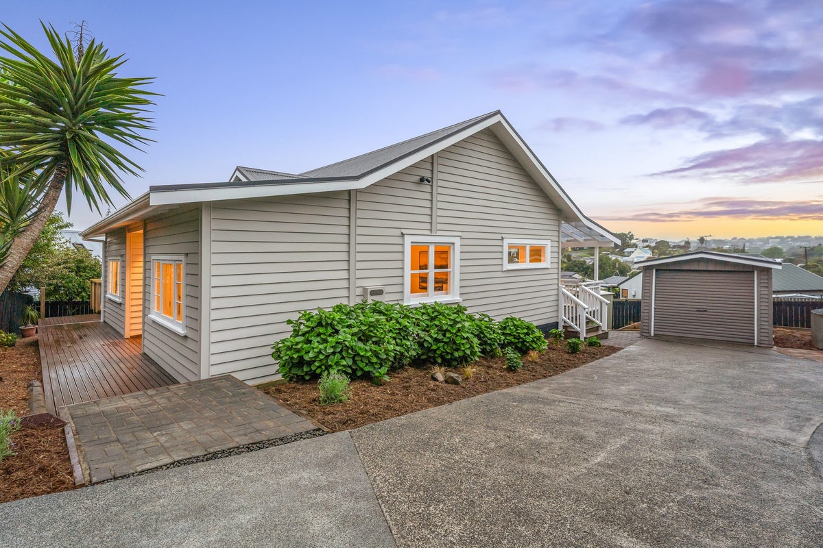 24 Jean Place, Stanmore Bay, Whangaparaoa - Carousel 1