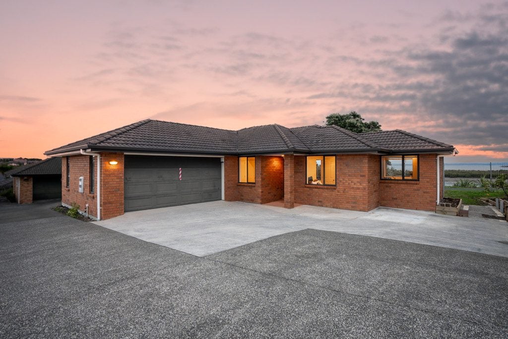 12 Eloise Place, Clendon Park, Auckland - Carousel 1