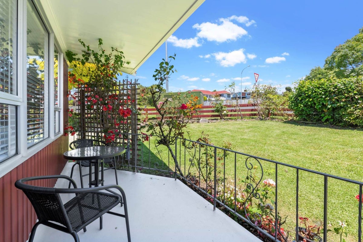 1/1 Bodi Place, Te Atatu South, Auckland - Carousel 2