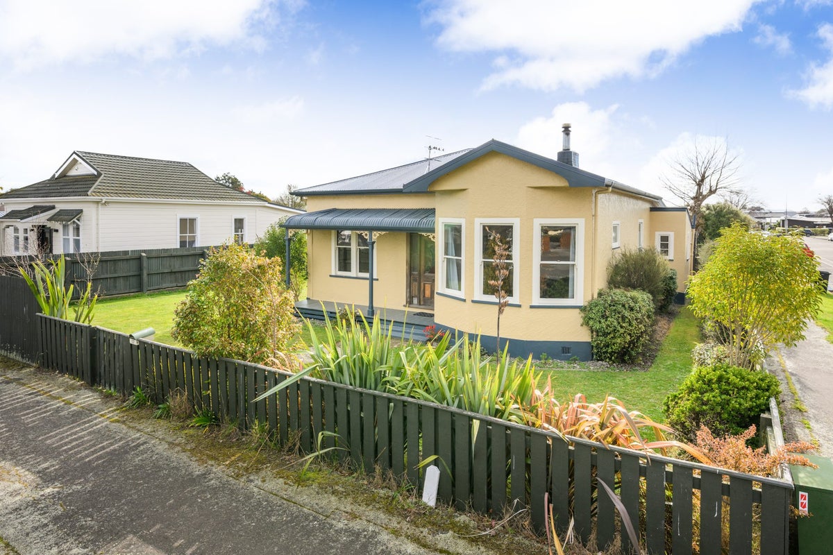 17 Douglas Street, West End, Palmerston North, Manawatu / Whanganui - Carousel 1