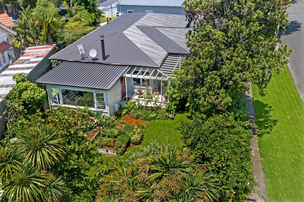 71 Stout Street, Whataupoko, Gisborne - Carousel 1