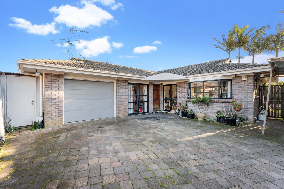 2/17 Watson Place, Papatoetoe, Auckland - Carousel 1