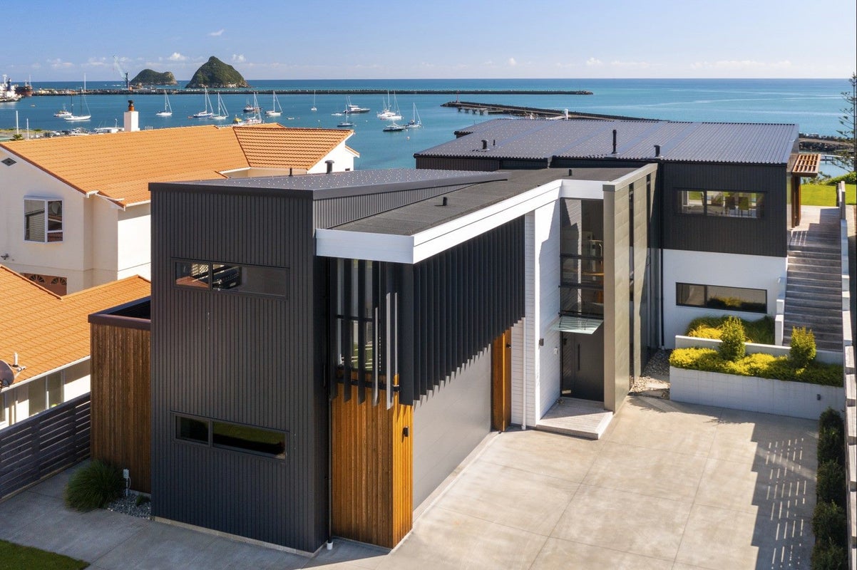 2 Roy Terrace, Moturoa, New Plymouth - Carousel 1