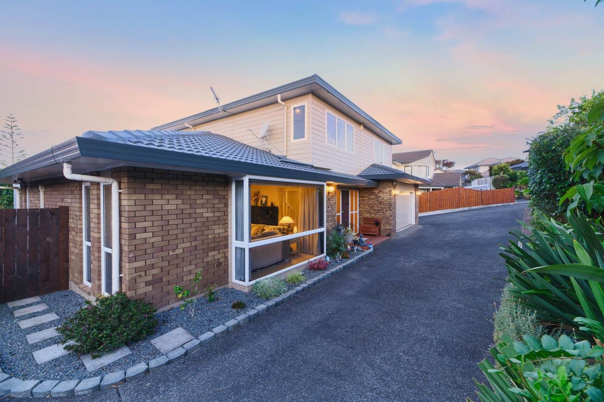 1/52 Simmental Crescent, Somerville, Manukau - Carousel 1