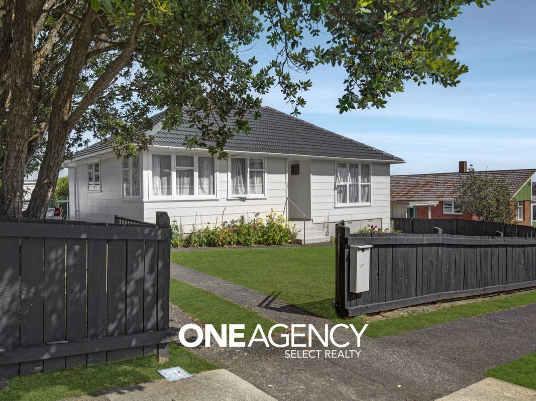 101 Waihora Crescent, Waitangirua, Porirua - Carousel 1
