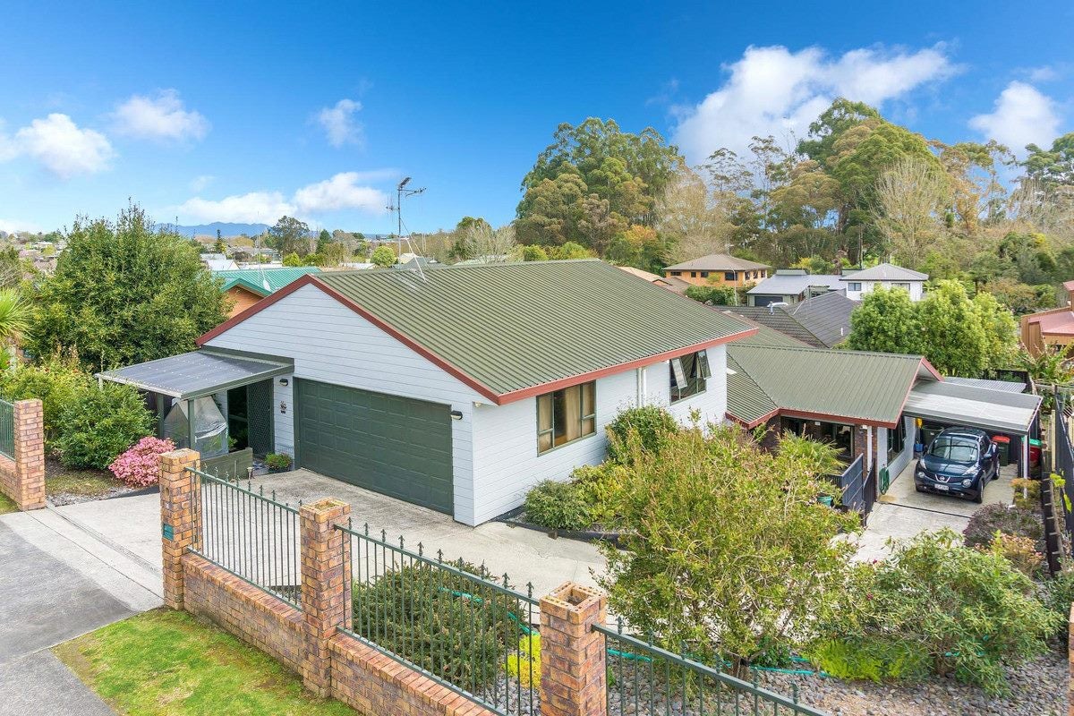 64 Dixon Road, Glenview, Hamilton - Carousel 1