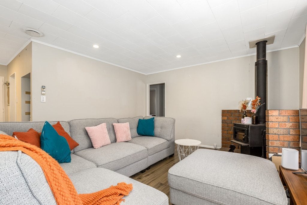 12B Bell Street, Tawa, Wellington - Carousel 1