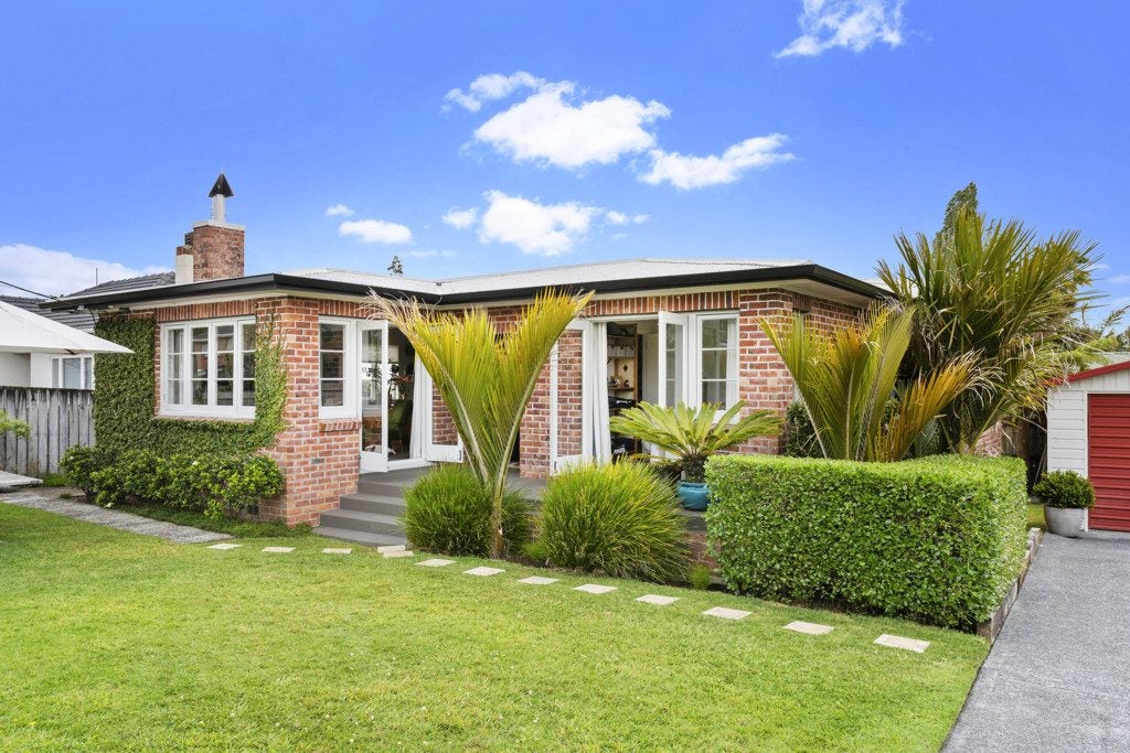 8 Copley Street, New Lynn, Auckland - Carousel 1