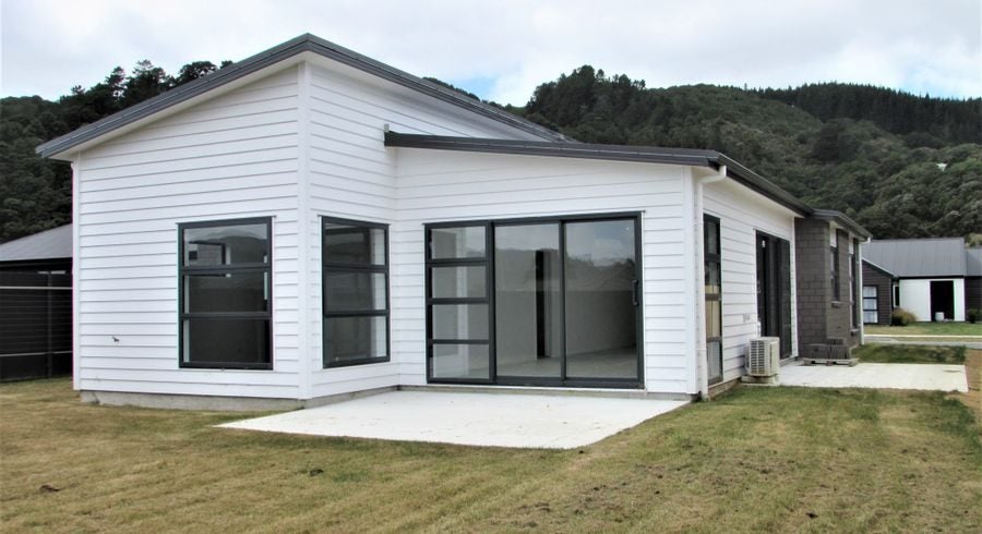 8 Whitten Way, Wallaceville, Upper Hutt - Carousel 1