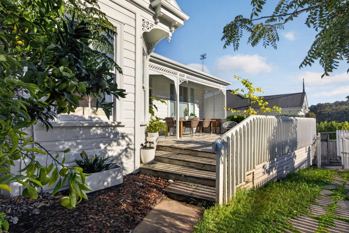 2/24 West End Road, Herne Bay, Auckland - Carousel 1