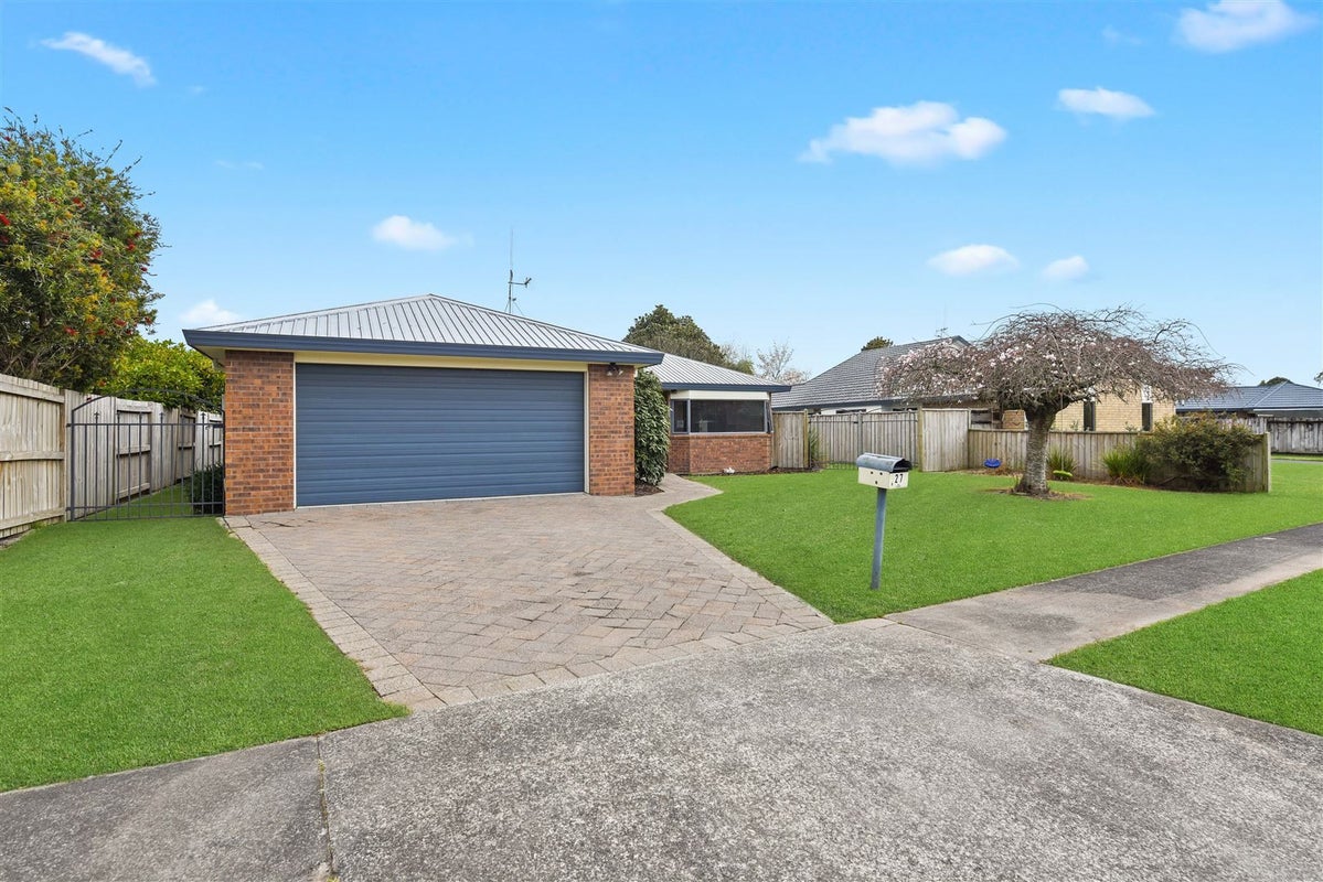 27 Bouverie Crescent, Flagstaff, Hamilton - Carousel 1