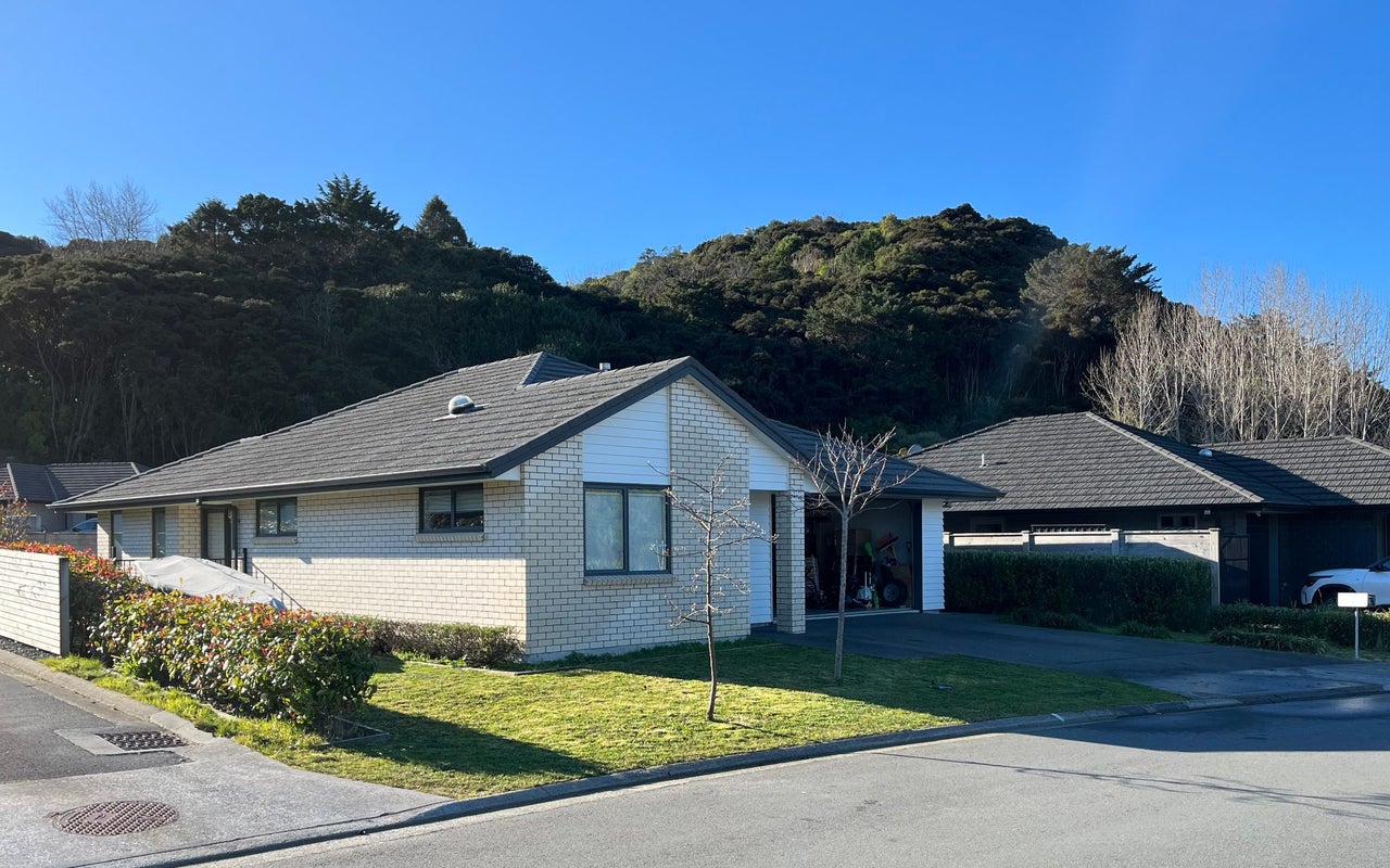 4 Mooring Close, Whitby, Porirua - Carousel 1