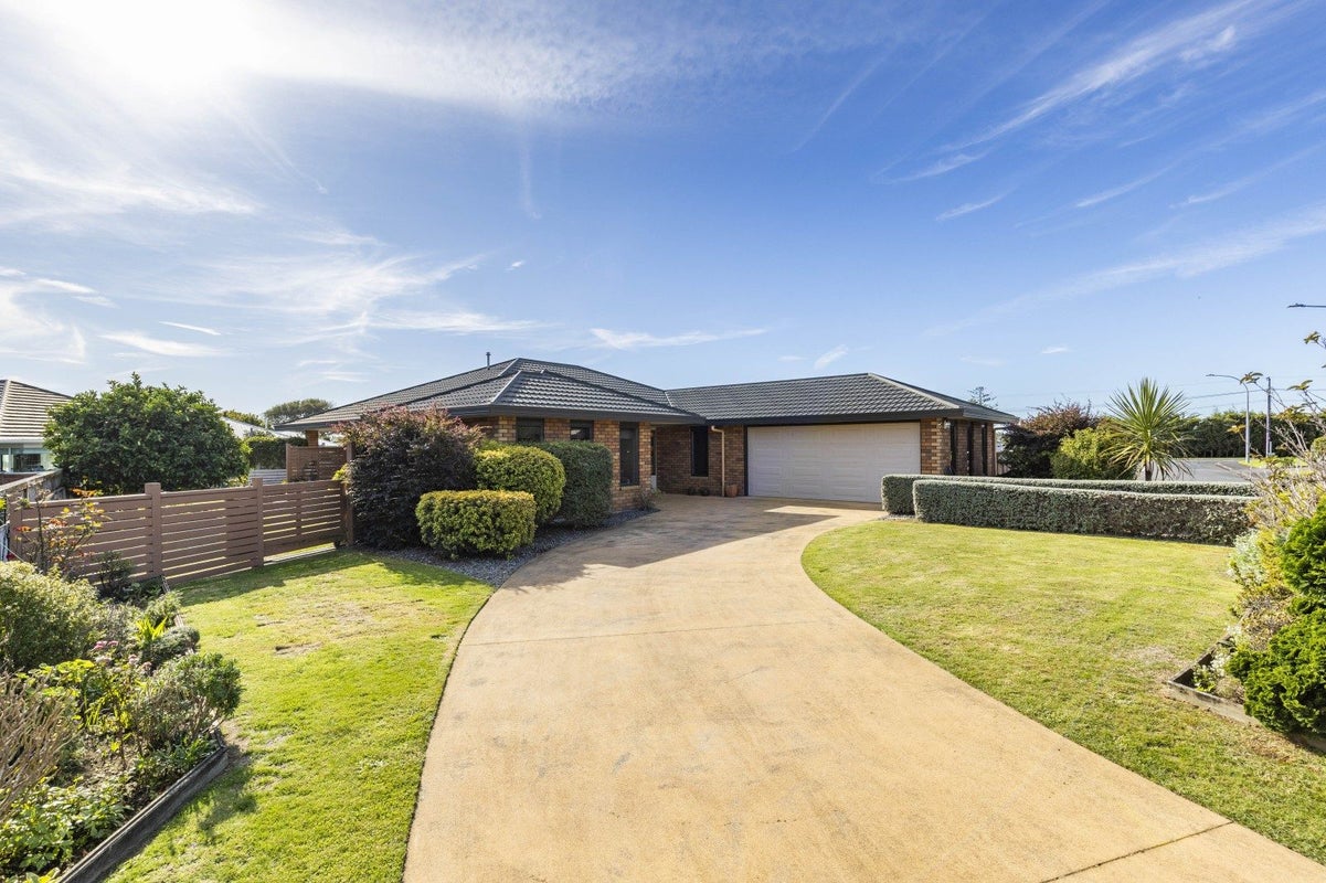6 Royal Heights, Glen Avon, New Plymouth - Carousel 1