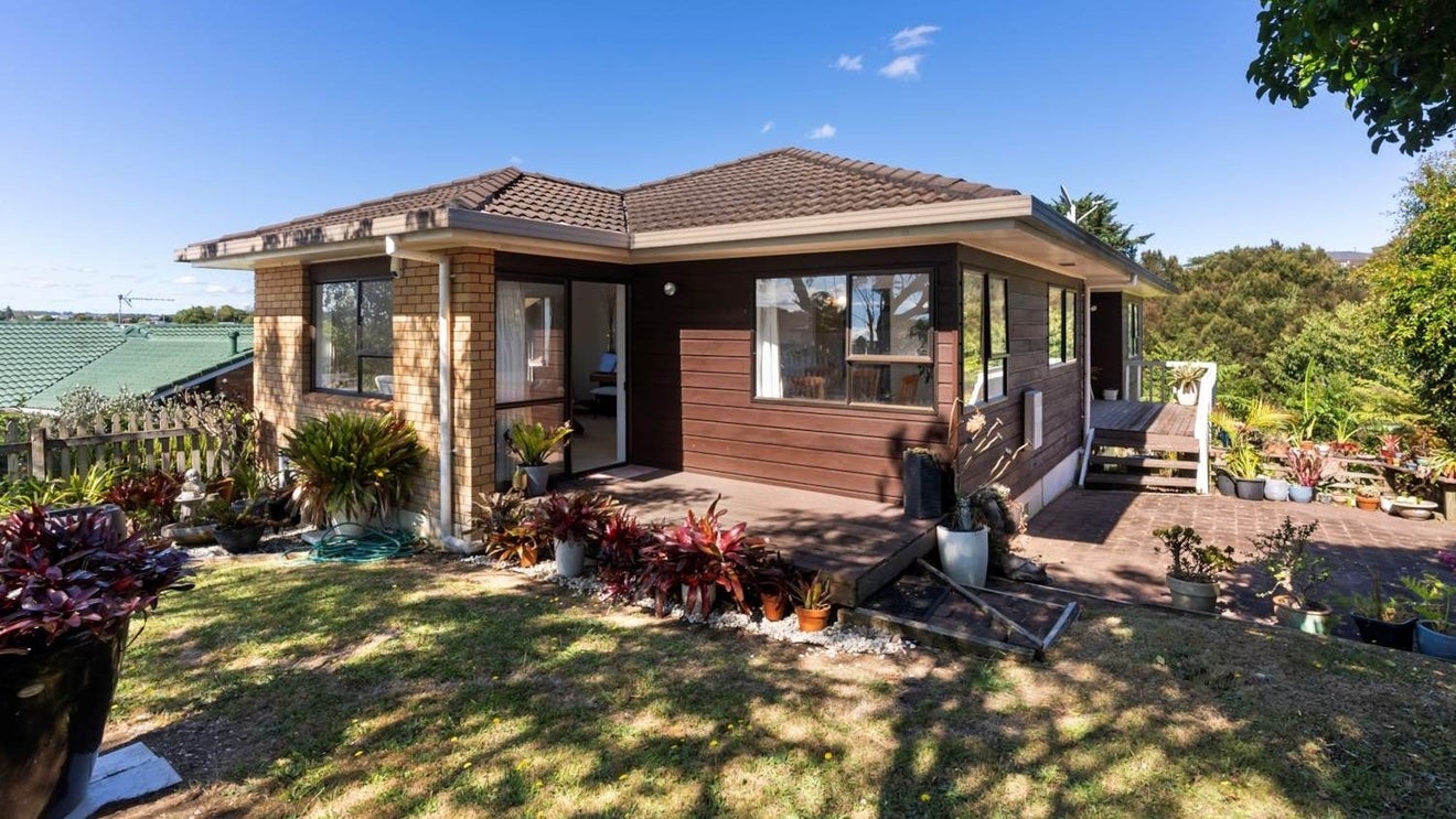 29 Pinewood Grove, Botany Downs, Auckland - Carousel 1