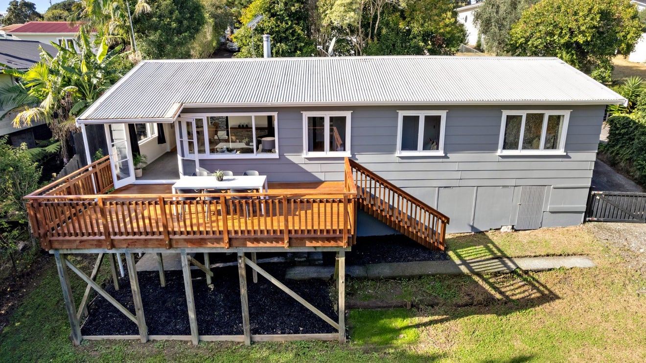 9 Hellyers Street, Birkdale, Auckland - Carousel 1