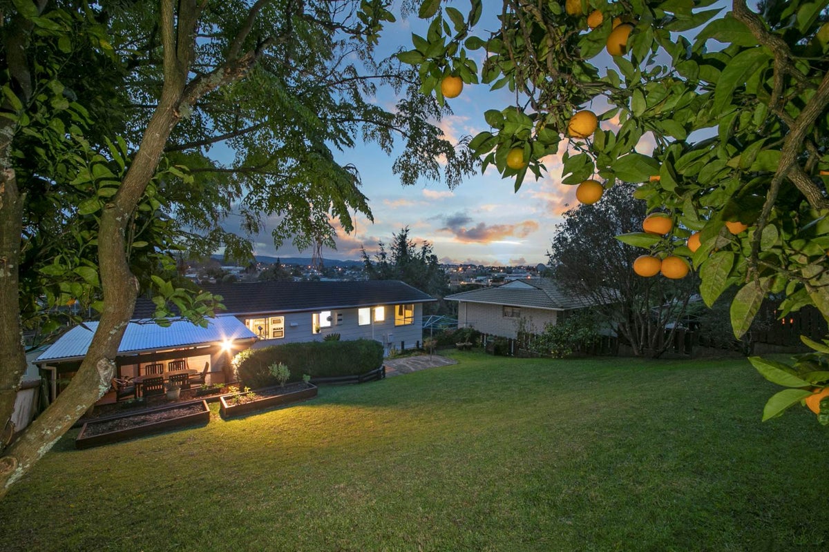 29 Rangeview Road, Sunnyvale, Auckland - Carousel 1