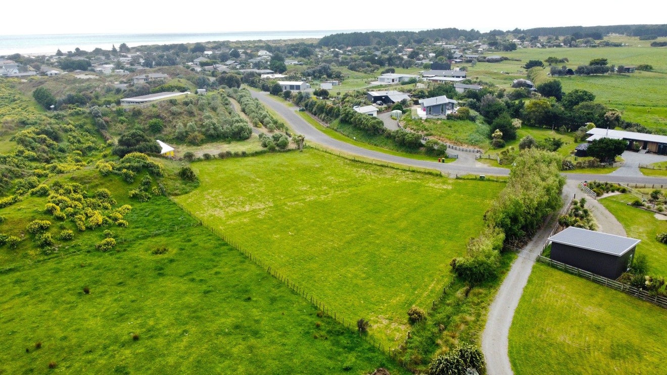 30 Strathnaver Drive, Waikawa Beach, Manakau - Carousel 2