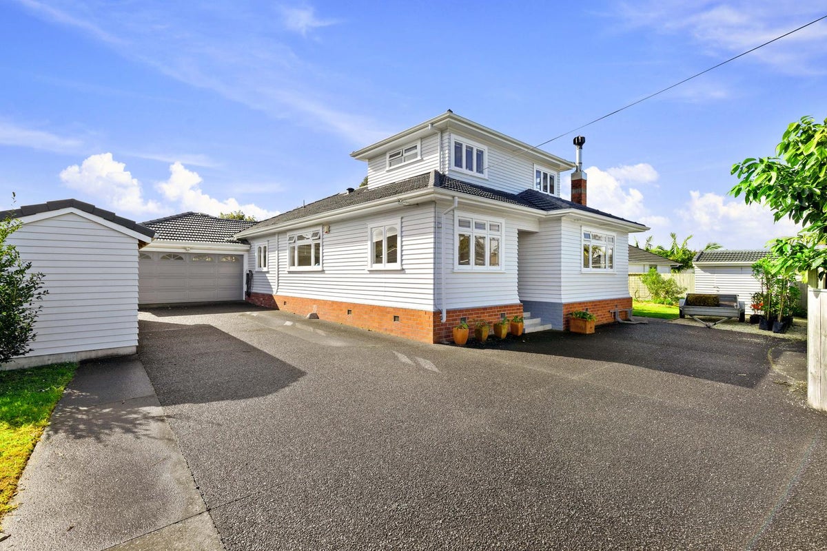 47 Taikata Road, Te Atatu Peninsula, Auckland - Carousel 1