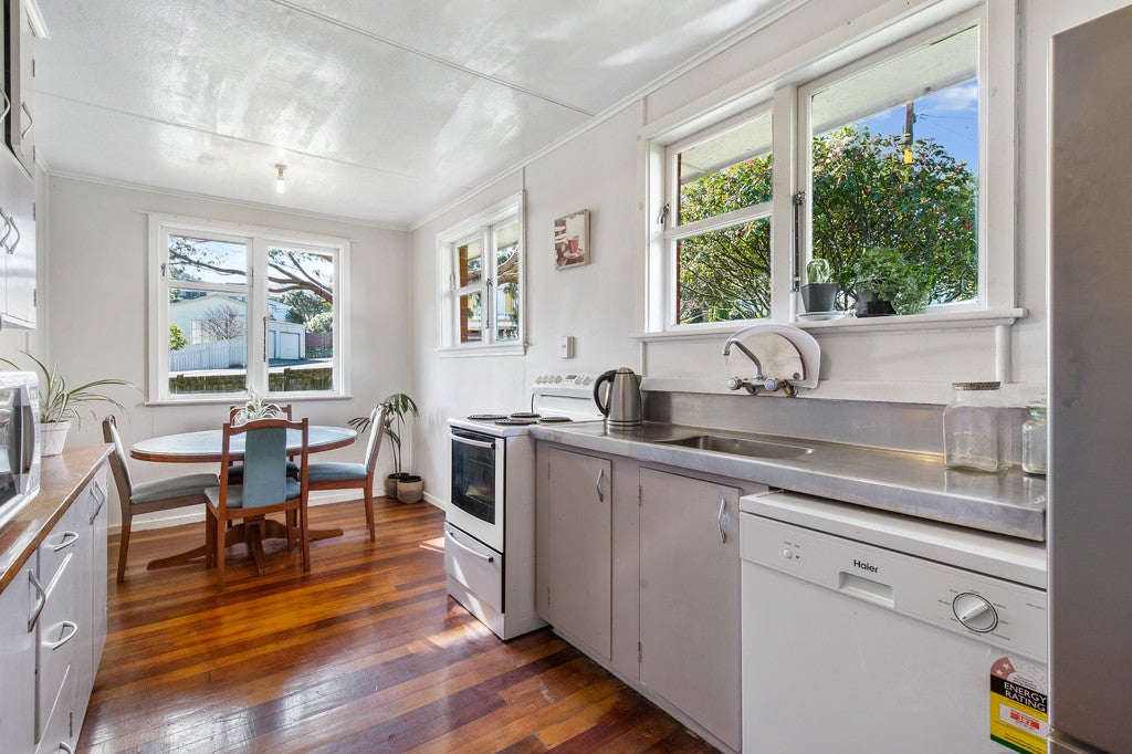 54 Victory Crescent, Tawa, Wellington - Carousel 2