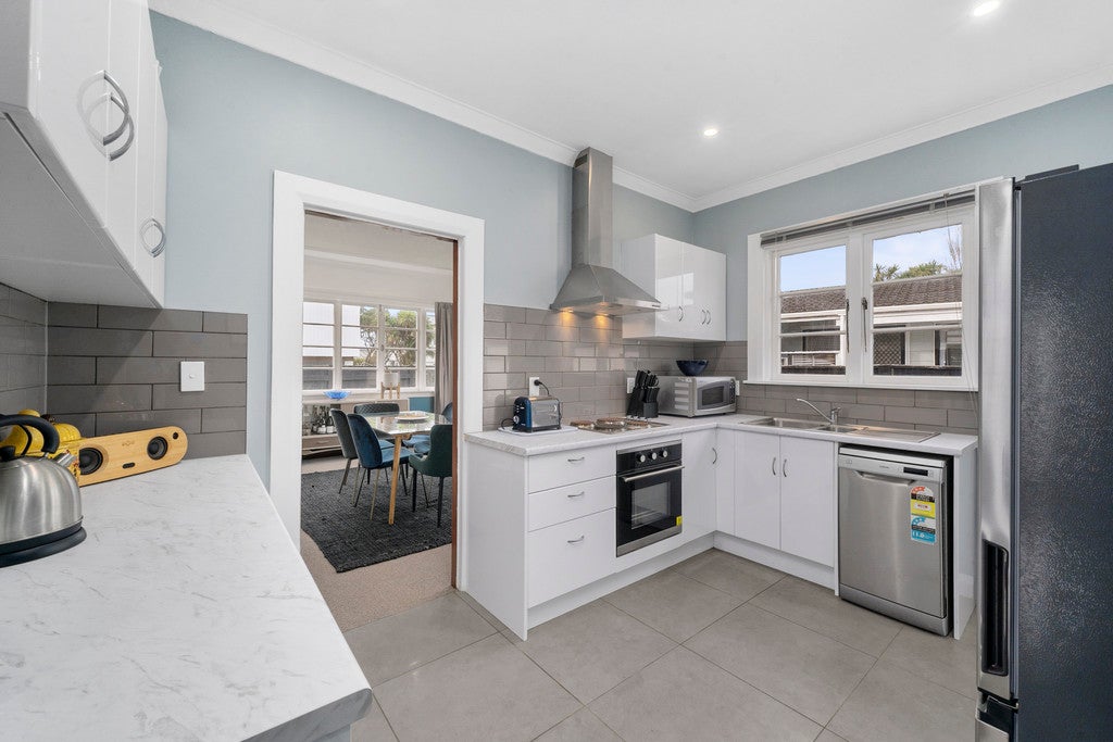 86A RANDWICK RD, MOERA, LOWER HUTT - Carousel 1