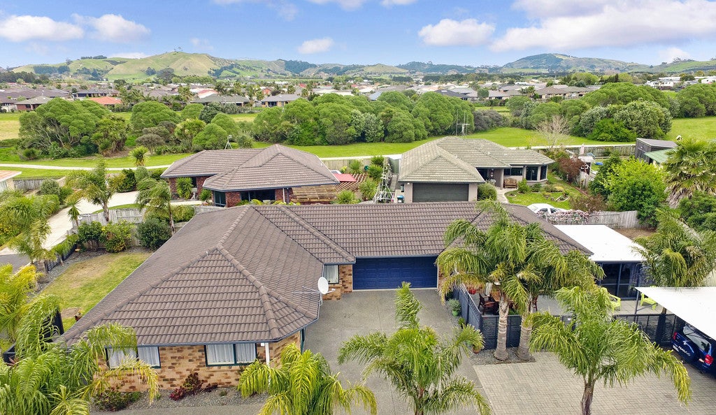 10 Lamia Grove, Papamoa Beach, Papamoa - Carousel 1