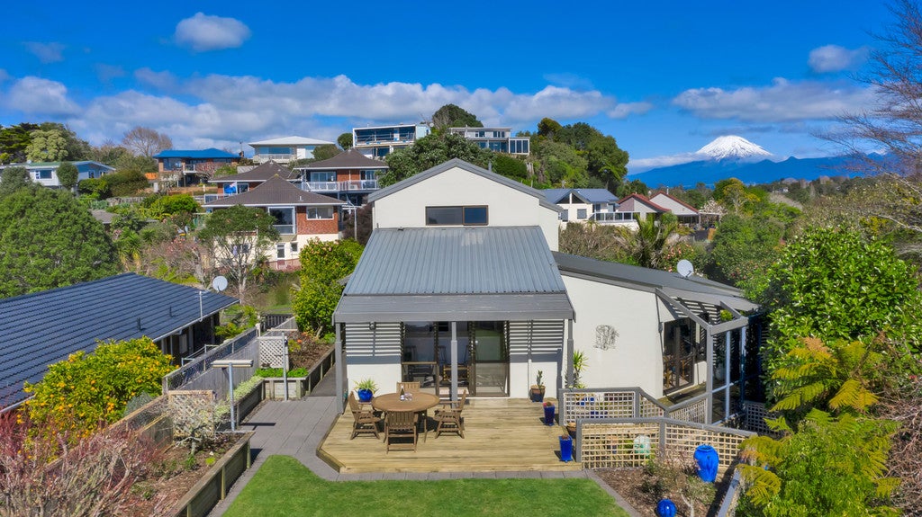 4 Sequoia Grove, Merrilands, New Plymouth - Carousel 2