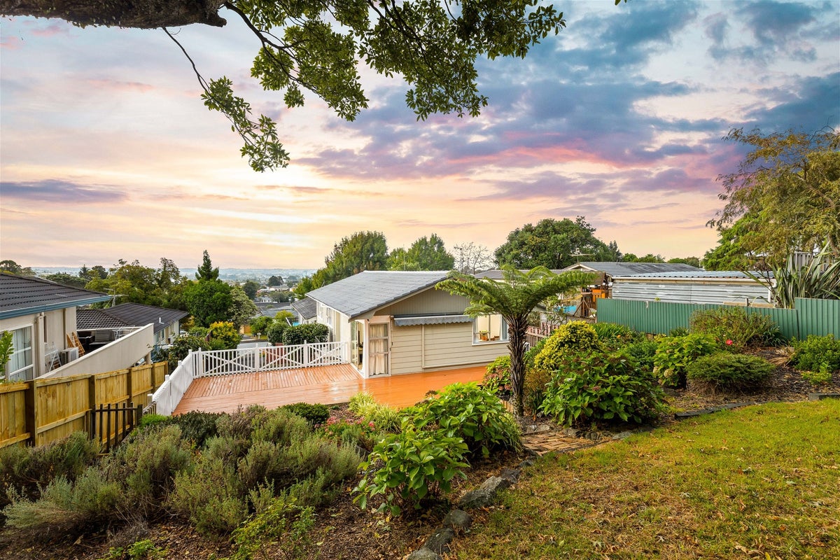 2/4 Osmond Court, Sunnyvale, Auckland - Carousel 1