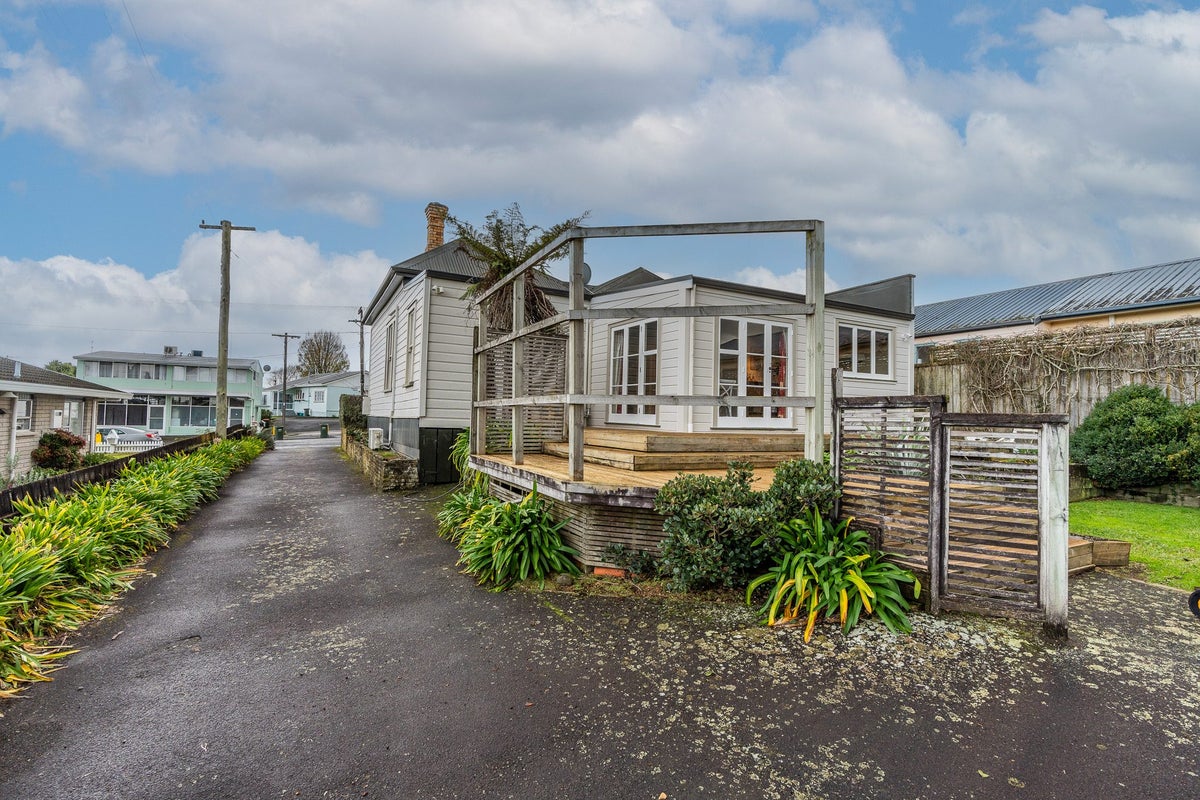 38 Brookfield Street, Hamilton East, Hamilton - Carousel 21