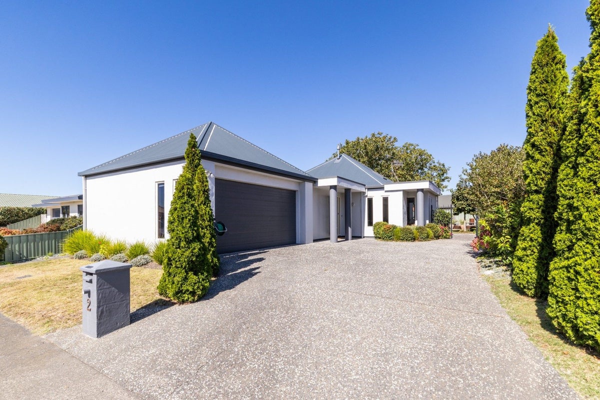 2 Queens Walk, Taradale, Napier - Carousel 21