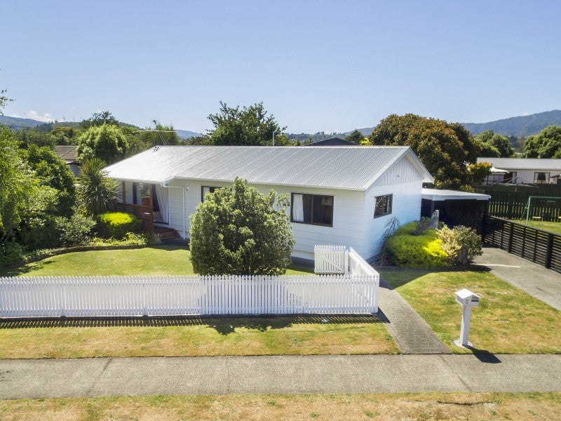 5 Laredo Grove, Totara Park, Upper Hutt - Carousel 1