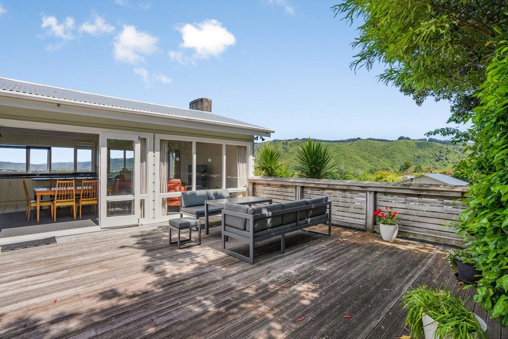 19 Vista Crescent, Maoribank, Upper Hutt - Carousel 1