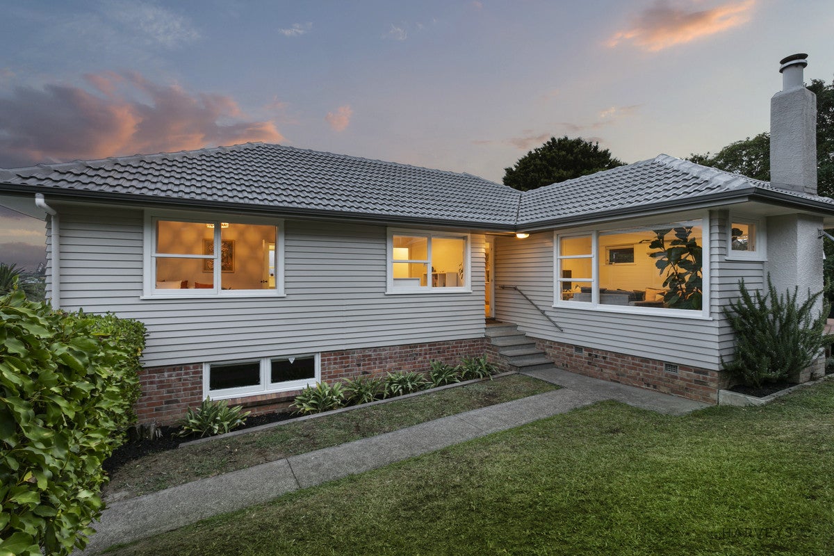 18 Hilling Street, Titirangi, Auckland - Carousel 2