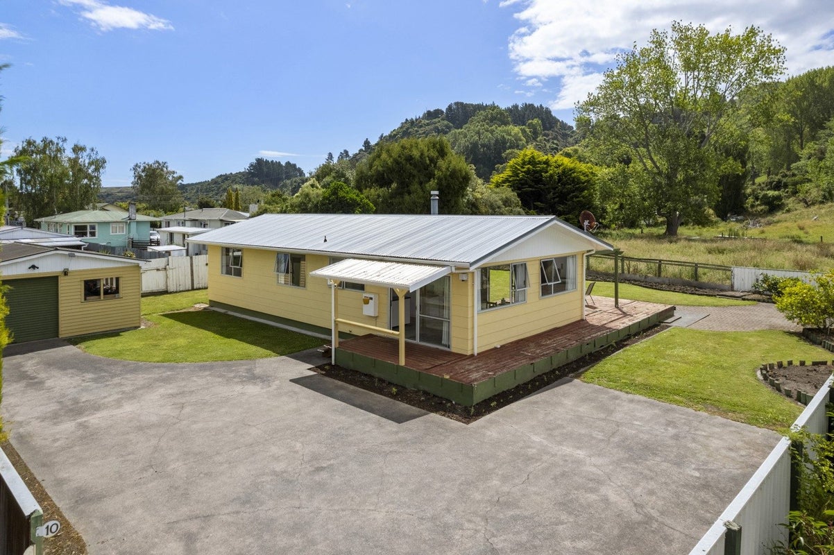 10 Photinia Place, Aramoho, Whanganui - Carousel 1