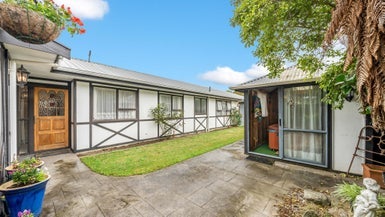 17 Laredo Grove, Totara Park, Upper Hutt - Carousel 1