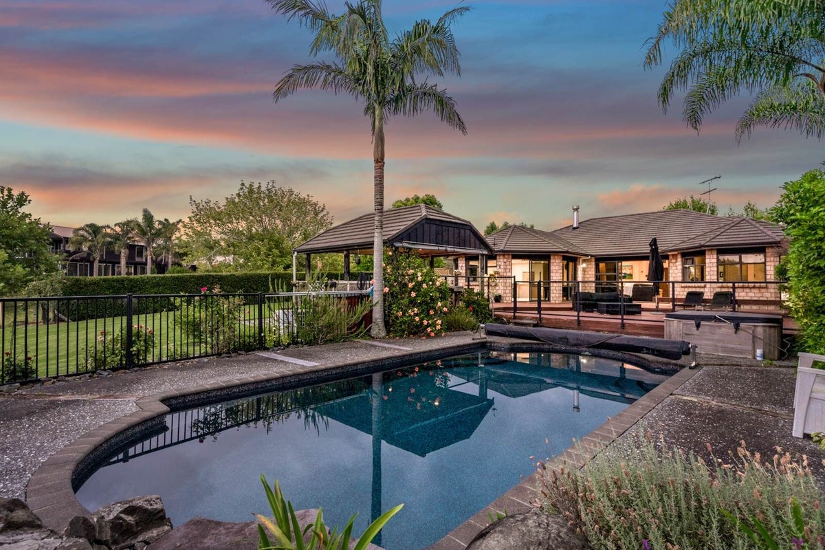 16 Lynwood Grove, Albany - Carousel 2