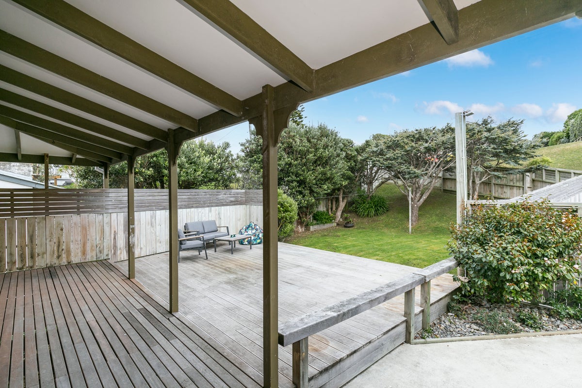 42 Whanake Street, Titahi Bay, Porirua - Carousel 2