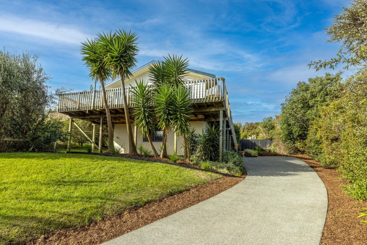 10 Huia Street, Oneroa, Waiheke Island - Carousel 1