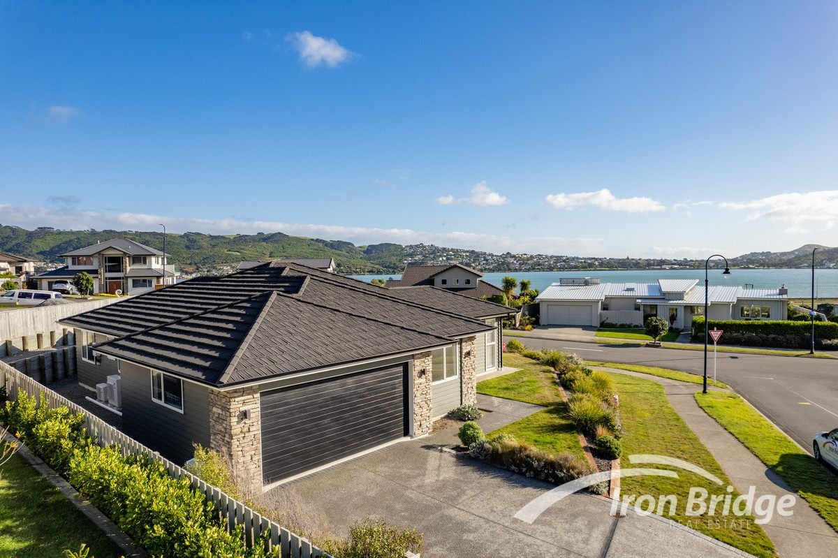 2 Margaret Shields Avenue, Aotea, Porirua - Carousel 1