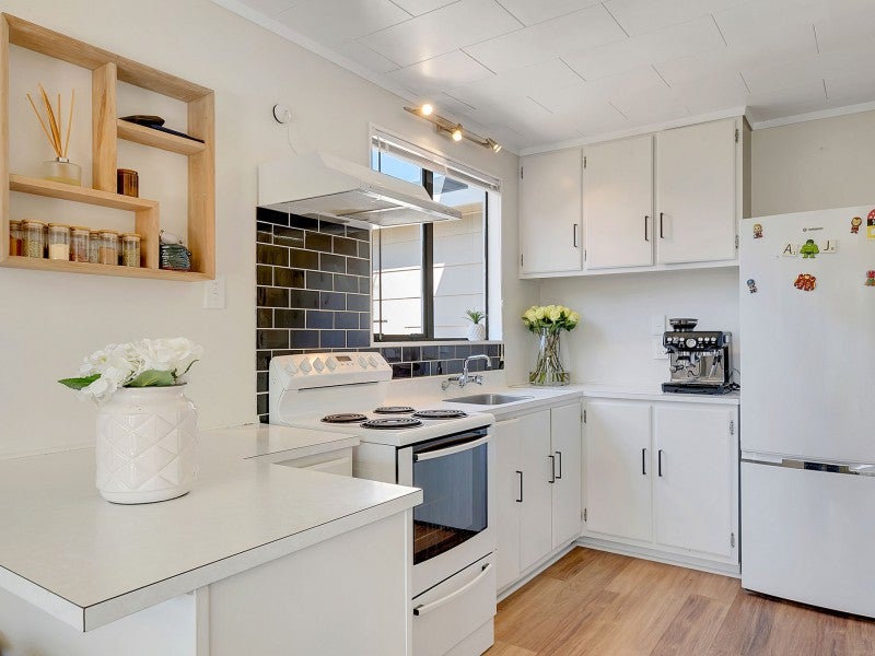 7B PARKINSON CL, WHITBY, PORIRUA - Carousel 1