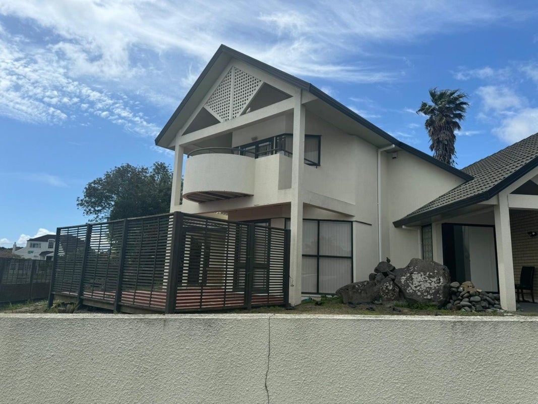 1 Capistrano Mews, Goodwood Heights, Auckland - Carousel 1