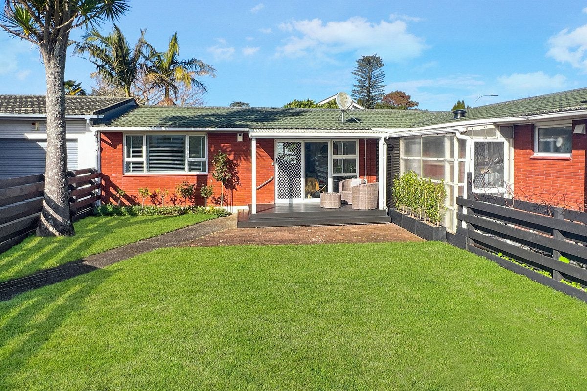 2/17 Woodward Road, Mount Albert, Auckland - Carousel 1