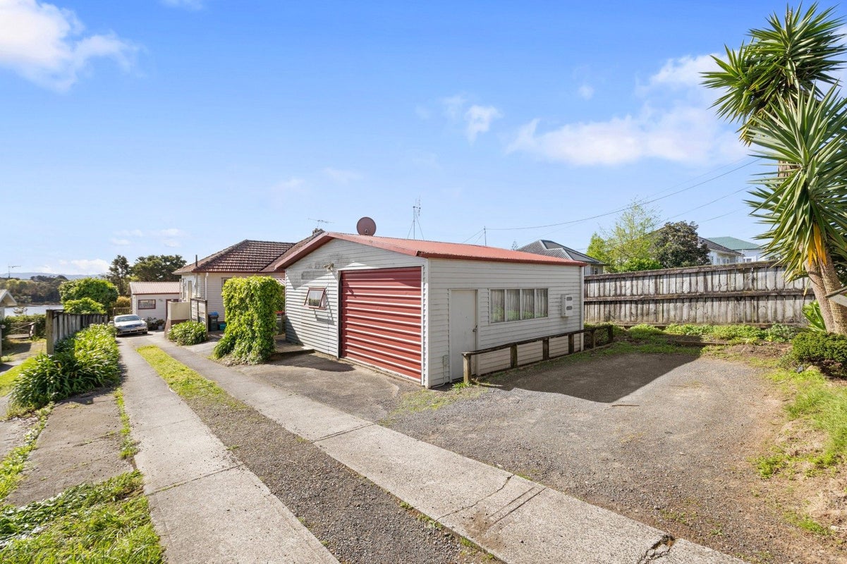 94 Forest Lake Road, Forest Lake, Hamilton - Carousel 1