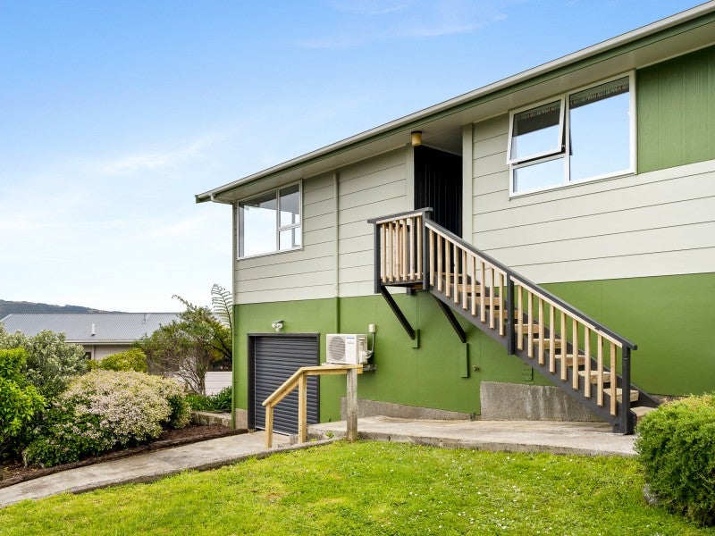 6 Gaff Place, Whitby, Porirua - Carousel 2
