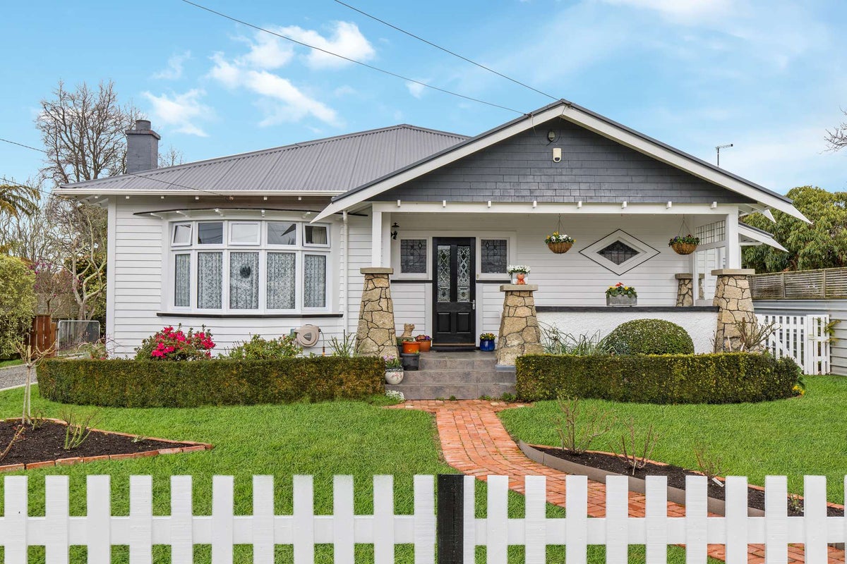 17 Field Street, Aramoho, Whanganui - Carousel 1