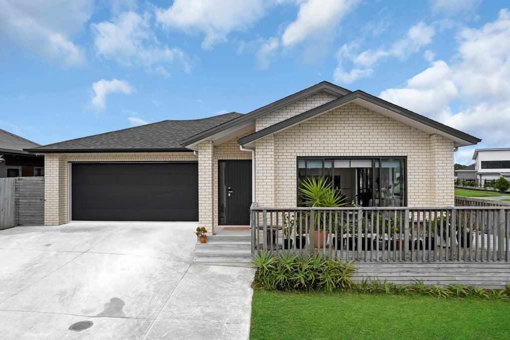 2 Raymond Grace Avenue, Huapai, Kumeu - Carousel 1