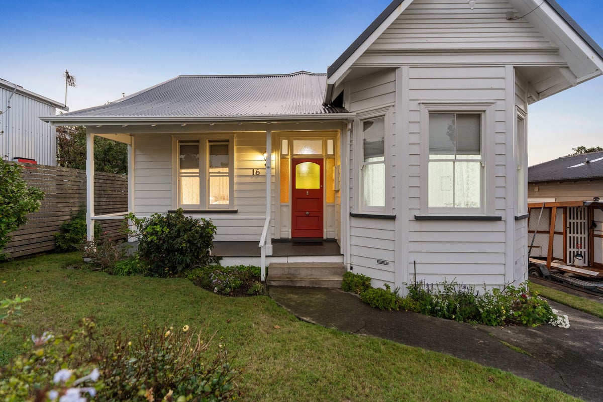 16 Mountain View Road, Morningside, Auckland - Carousel 1
