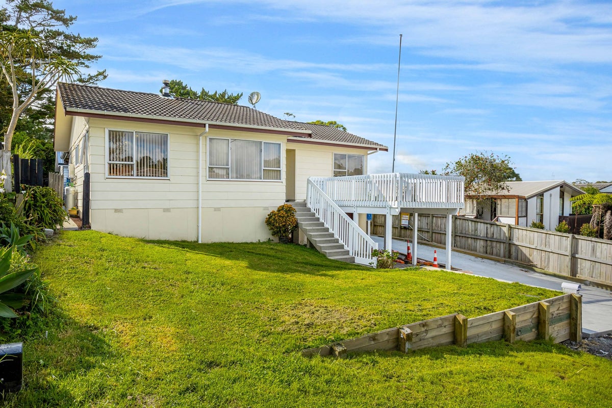 58 Glenbervie Crescent, Massey, Auckland - Carousel 1