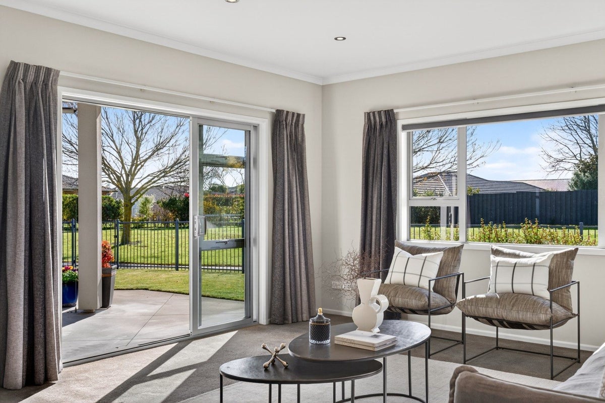 7 Donald Place, Frimley, Hastings - Carousel 2