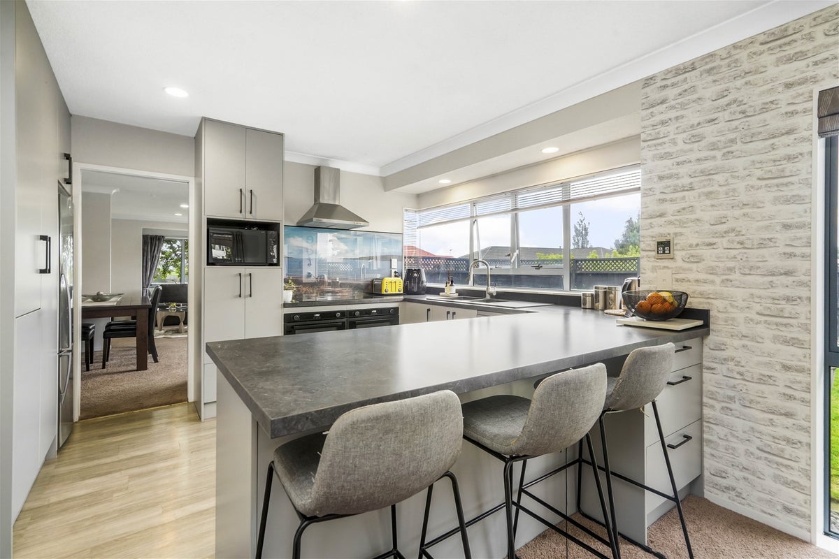 1 Caesar Roose Drive, Glenview, Hamilton - Carousel 1