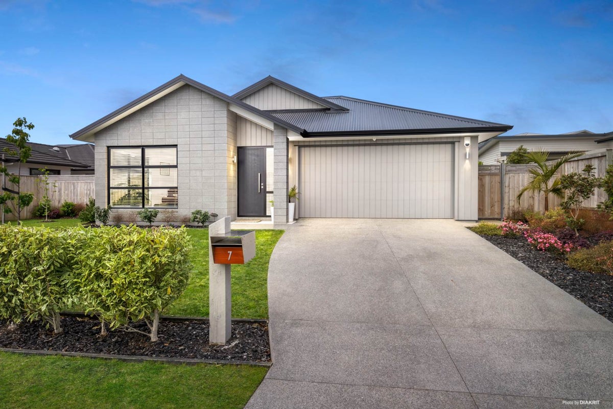 7 Karo Road, Beachlands, Auckland - Carousel 1